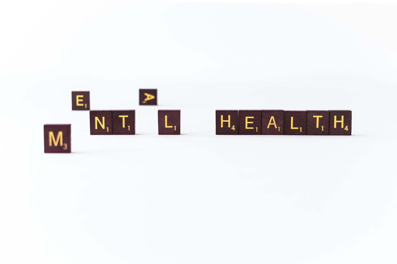 Fichas de letras que forman las palabras «Mental Health» (salud mental)